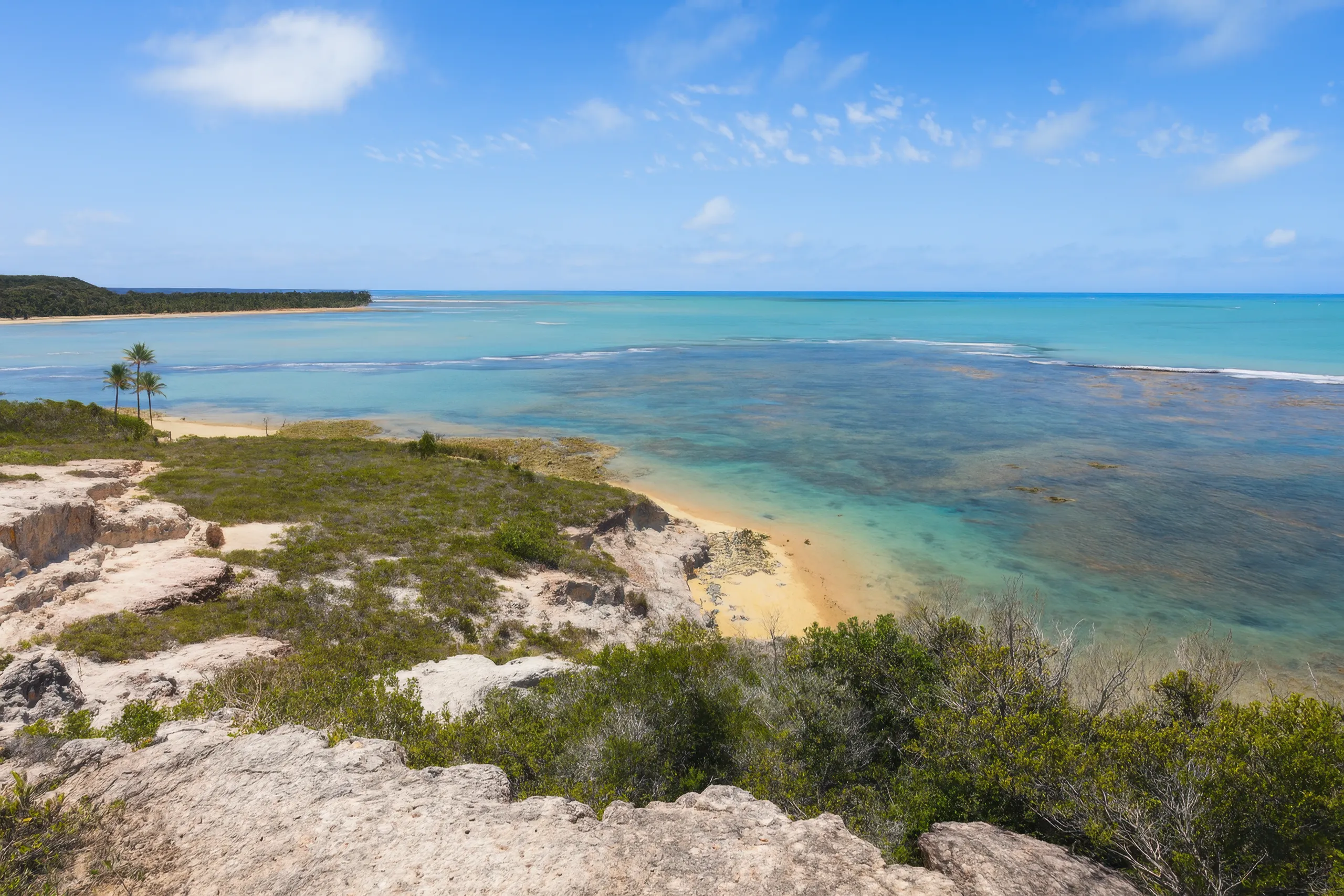 Paisagem deslumbrante da Praia do Espelho, com suas falésias, vegetação nativa e mar de águas claras.